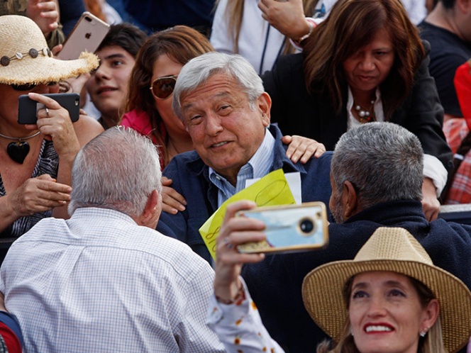 Reitera López Obrador, promesa de contratar jóvenes y pagarles