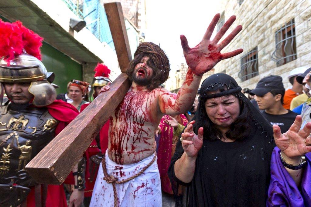 Carga Tijuana con la cruz a cuestas