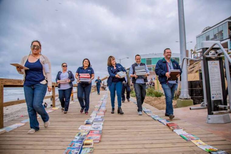 Forman ‘˜’™Un Kilómetro de libros’™’™ en Playas de Tijuana