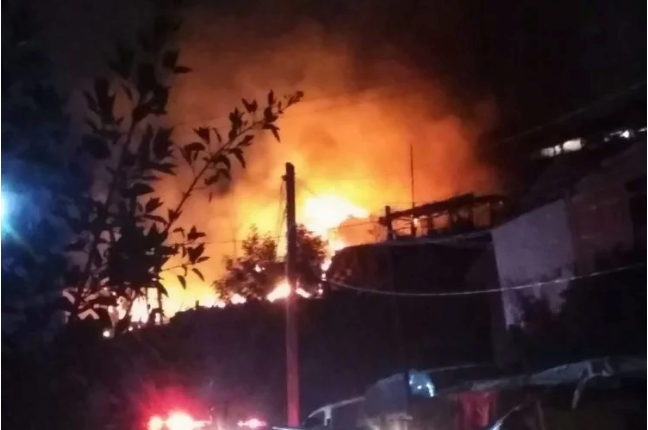 Reportan incendio en Camino Verde, tres casas afectadas