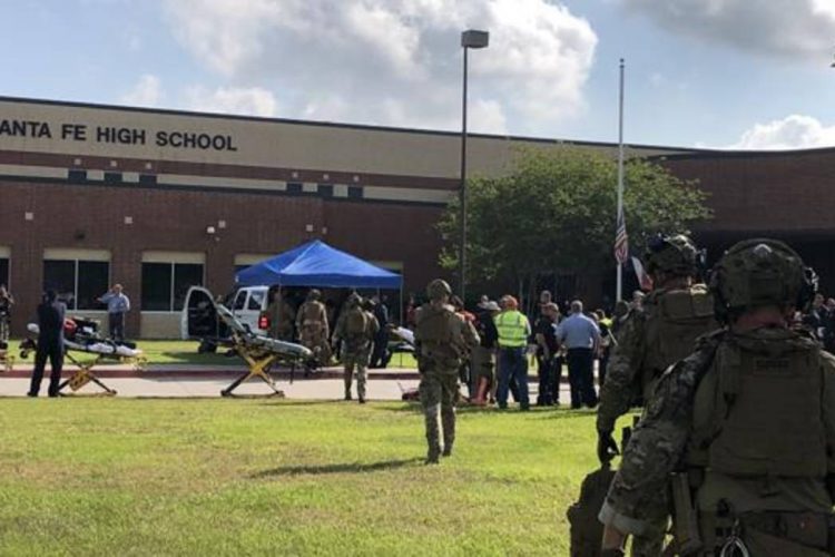 Al menos 8 muertos y múltiples heridos tras tiroteo en escuela secundaria de Santa Fe, en Texas