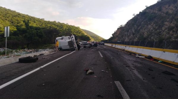 accidente-en-la-autopista-cuernavaca-acapulco2-600x334