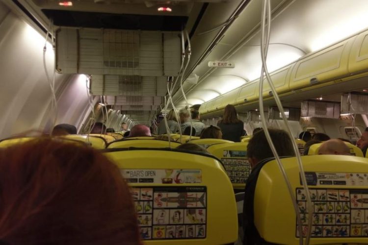 Avión cae 9 mil metros de altura y aterriza de emergencia en Alemania; 33 pasajeros hospitalizados