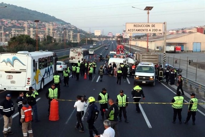 Choque entre camioneta de pasajeros y camión deja 12 personas muertas en la autopista México-Pachuca