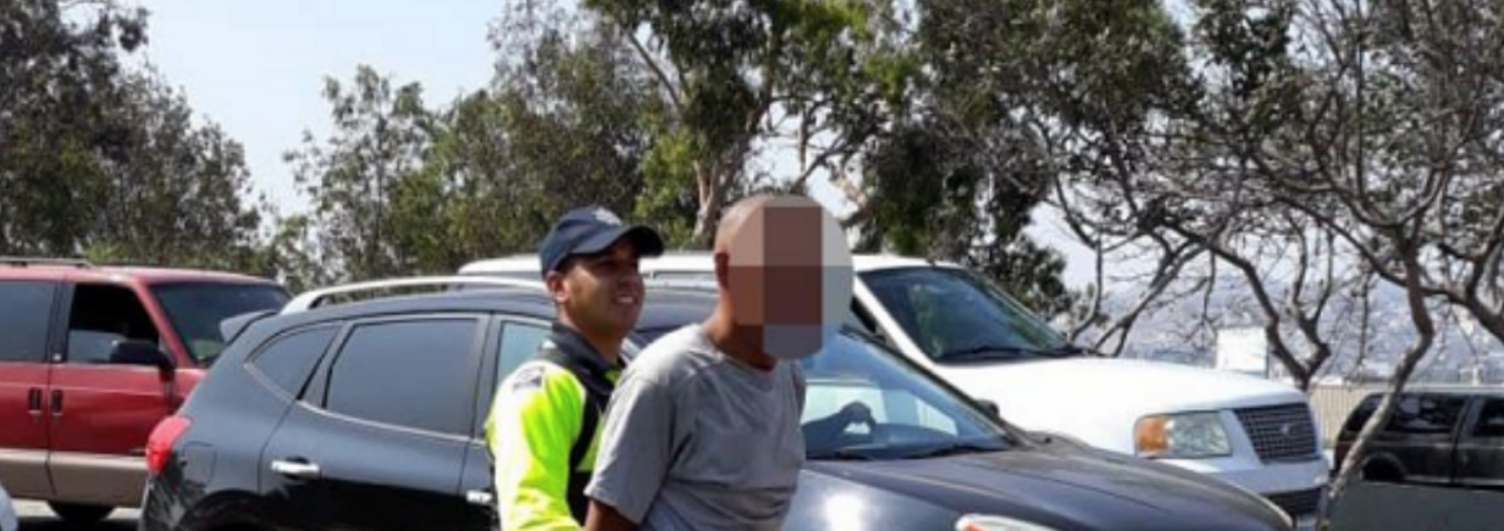 Arrestan a personas que ‘cuelan’ carros en lí­nea de San Ysidro
