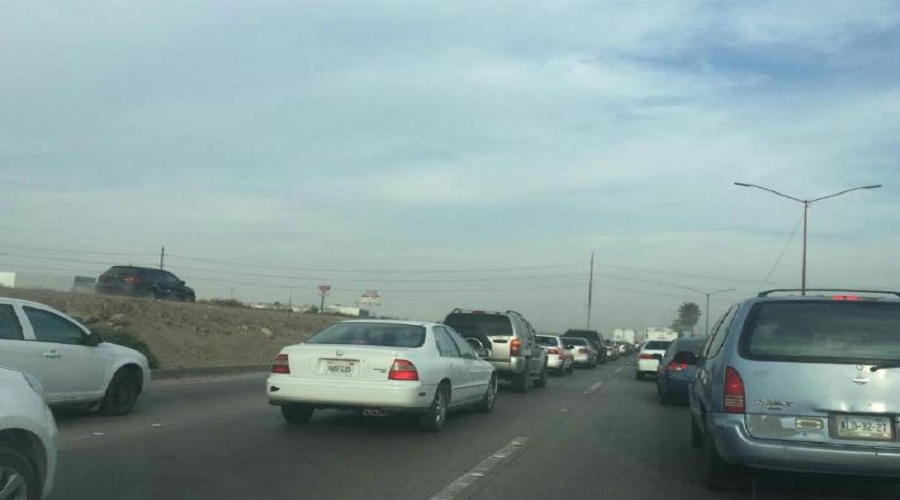 Zanja provoca trafico lento en Ví­a Rápida Oriente en Tijuana