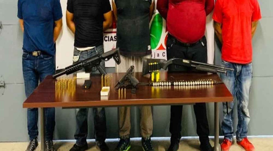 Detienen a cinco individuos en posesión de droga y armas en Tijuana