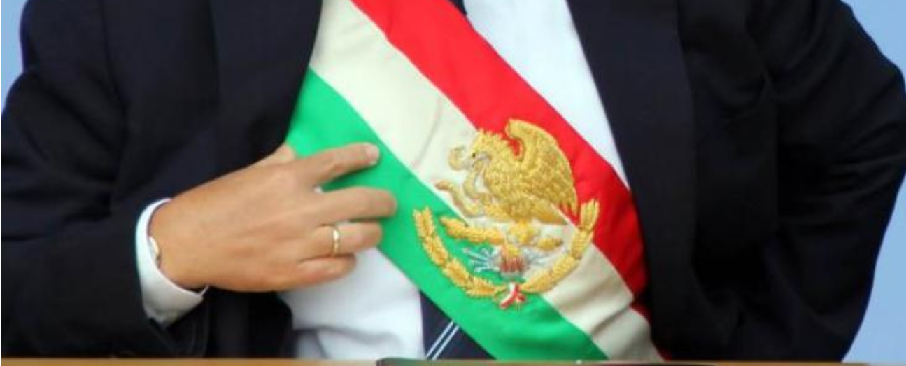 AMLO celebra cambio en bandera presidencial
