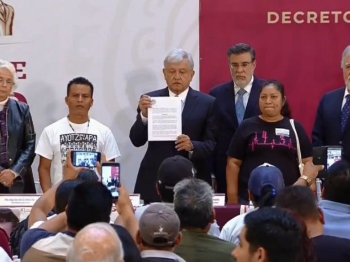 AMLO firma decreto para Acceso a la verdad por caso de los 43 de Ayotzinapa