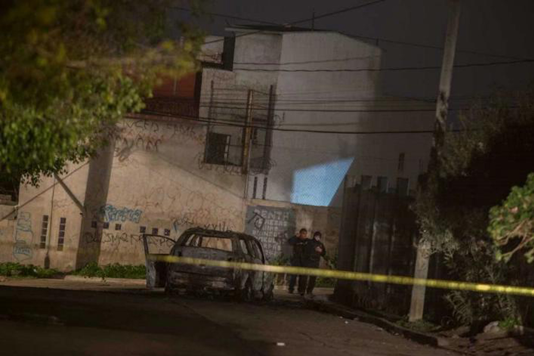 Encuentran dos cuerpos dentro de vehí­culo en llamas en Tijuana |