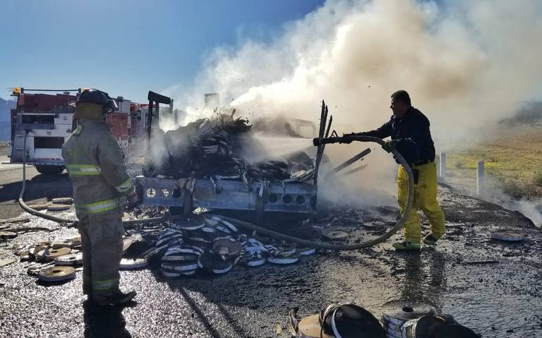 Se incendia camión en plena carretera a Tijuana|