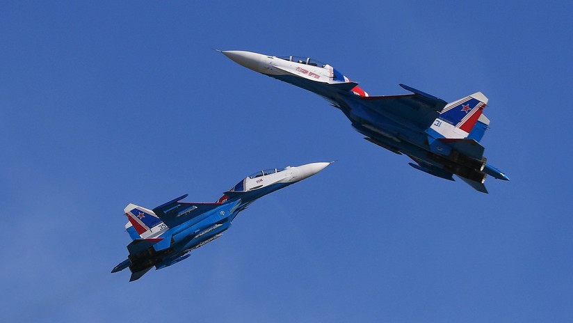 Pilotos de Rusia realizan acrobacias aéreas con el caza actualizado Su-30SM|