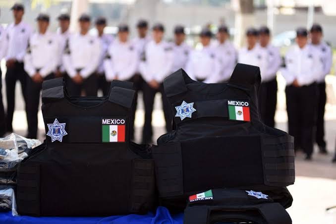 Comando armado ataca a policí­as en Oaxaca; reportan cinco muertos|