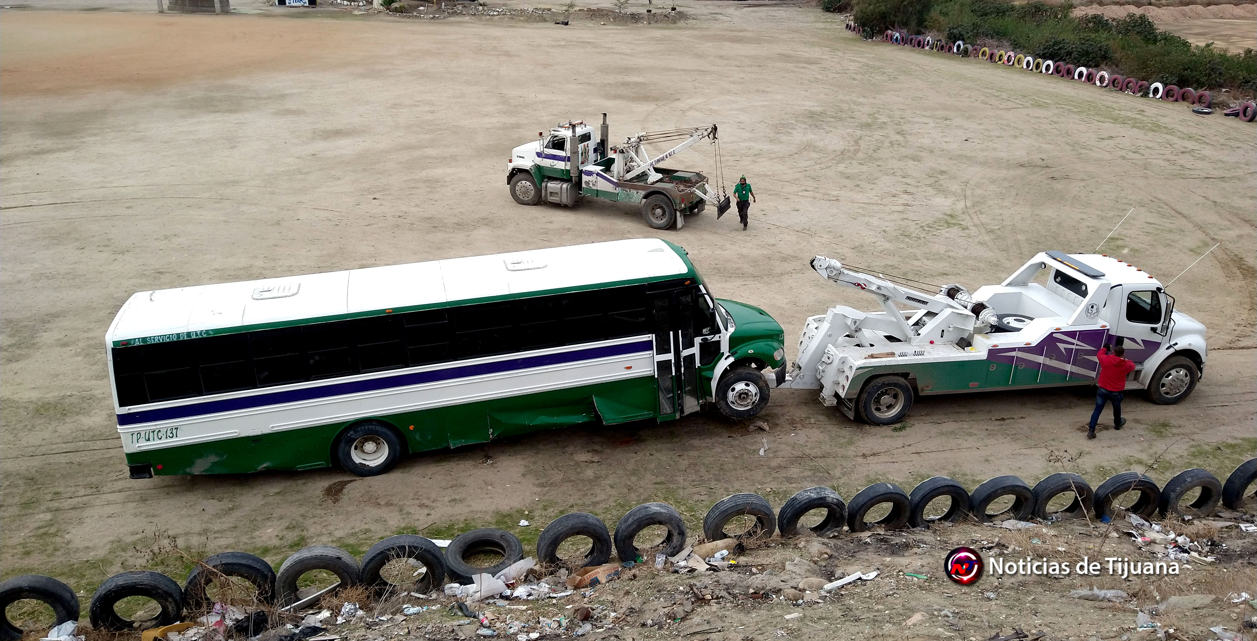 Camión de transporte cae a barranco  frente al panteón “Monte de los Olivos” (foto&video)|