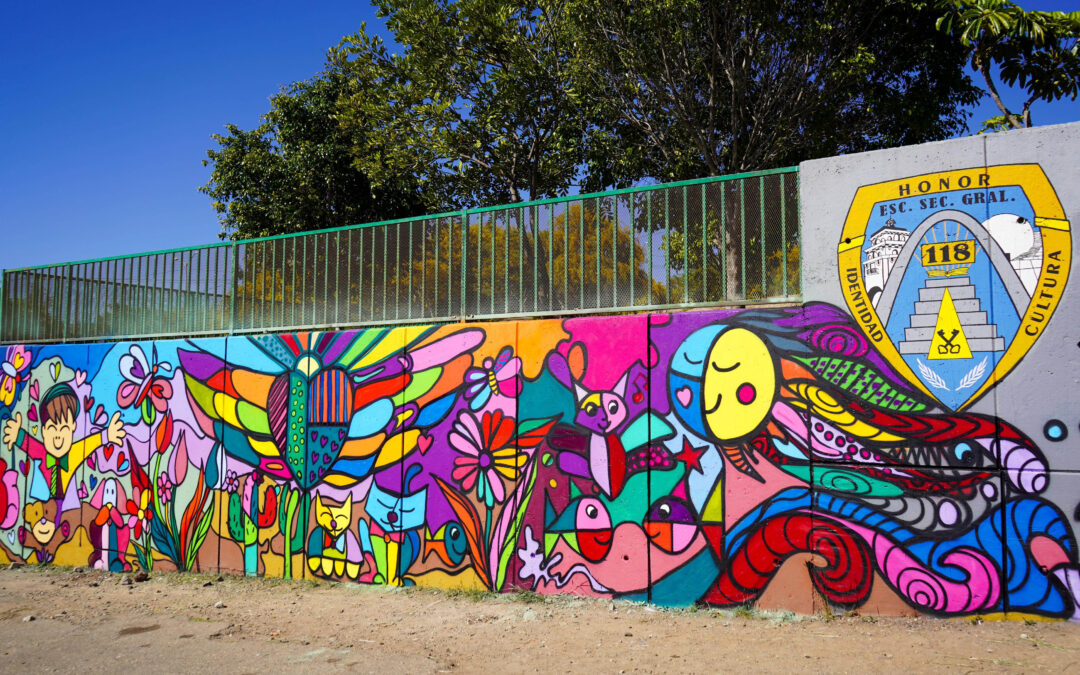 Policía Municipal contribuye a eliminar grafiti en escuela secundaria