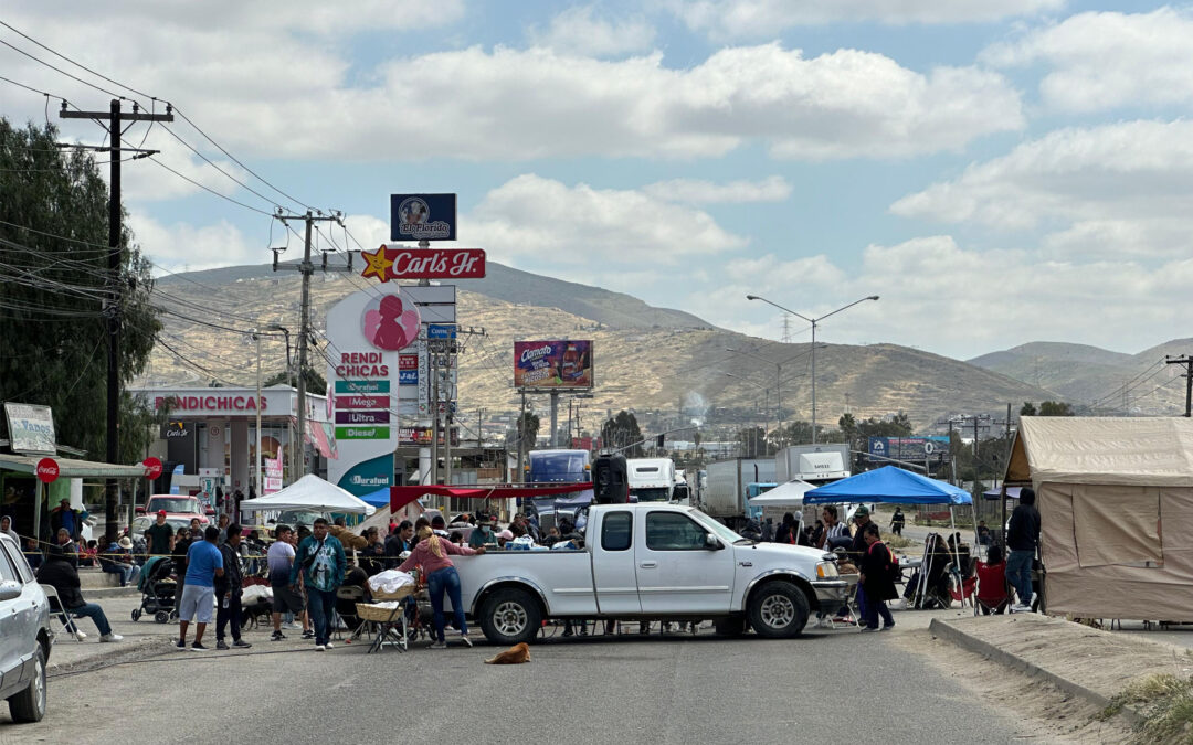 Bloqueo de carretera Libre Tijuana – Tecate cumple 24 horas: aseguran no moverse hasta tener títulos de propiedad