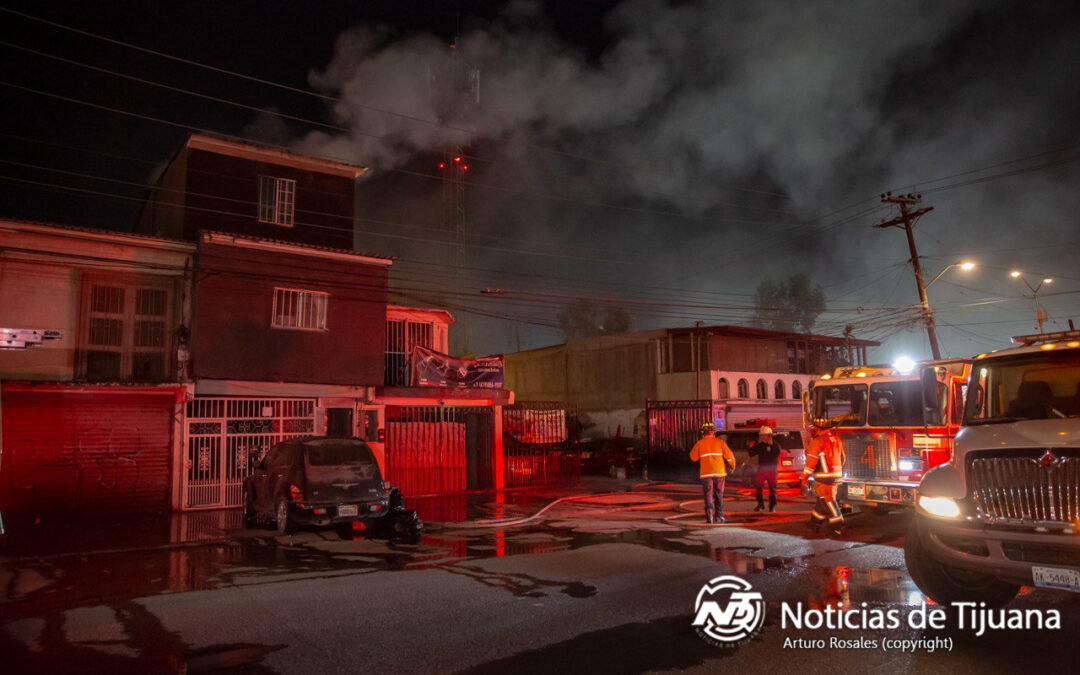 Bomberos controlan incendio en una vivienda de tres niveles