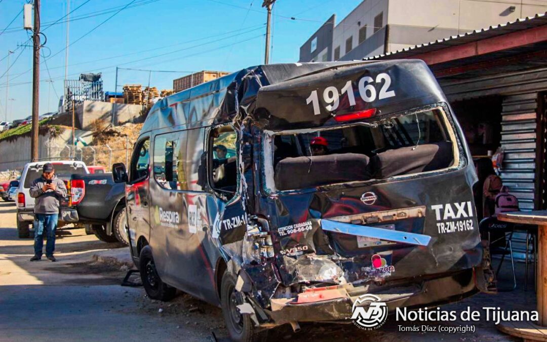 Cuatro personas heridas tras choque entre transporte público y revolvedora