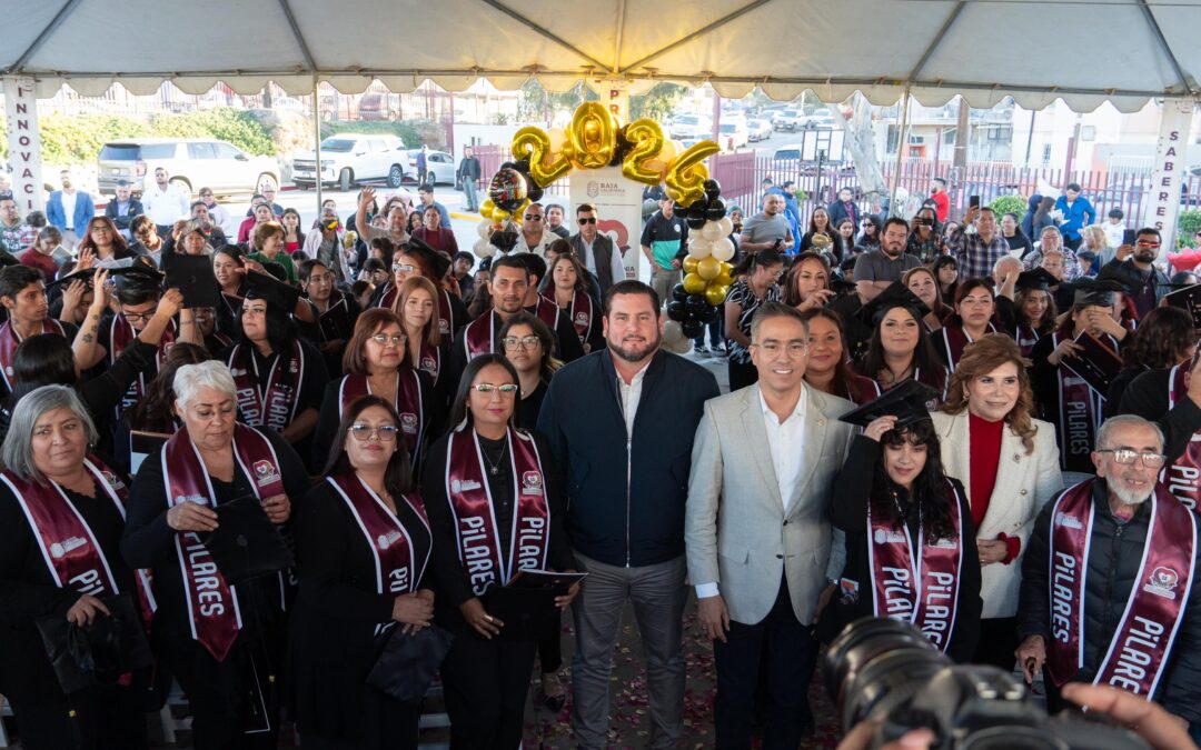 Asiste presidente municipal Ismael Burgueño a graduación de la primera generación de la preparatoria abierta pilares