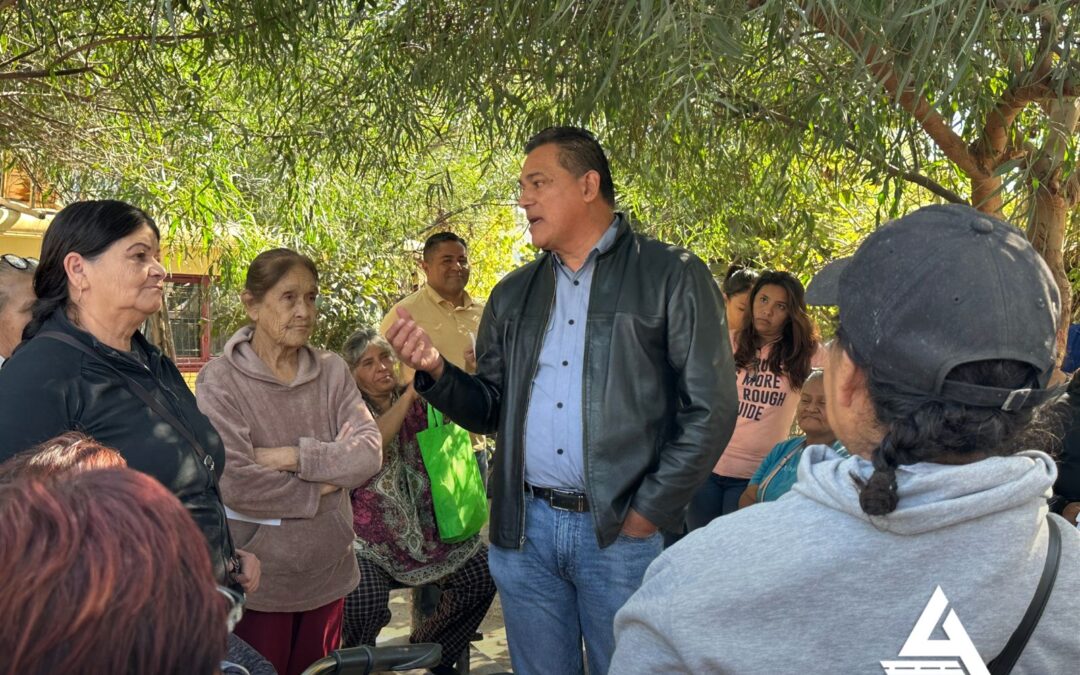 El regidor Arturo Aguirre visita a vecinos en el Mariano Matamoros para escuchar sus necesidades